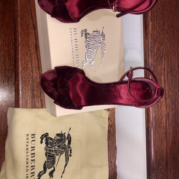 Authentic Burberry heels - size 7 - Picture 4 of 7